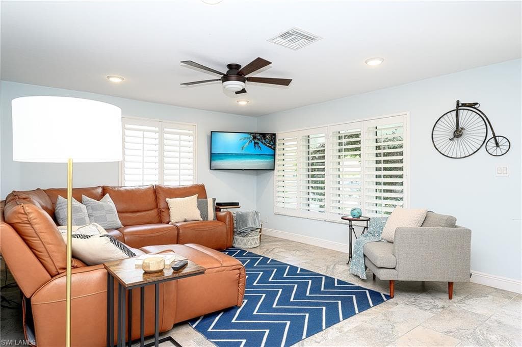 686 95th Ave N, Naples, FL 34108-5