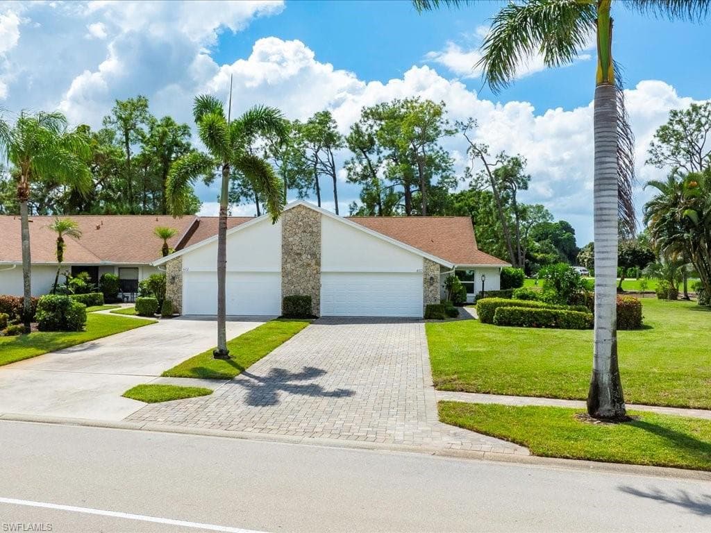 460 Kings Way 3-41, Naples, FL 34104-1