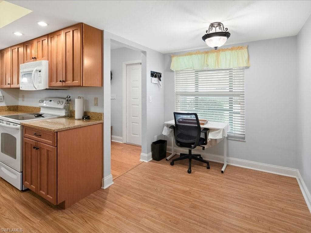 460 Kings Way 3-41, Naples, FL 34104-6