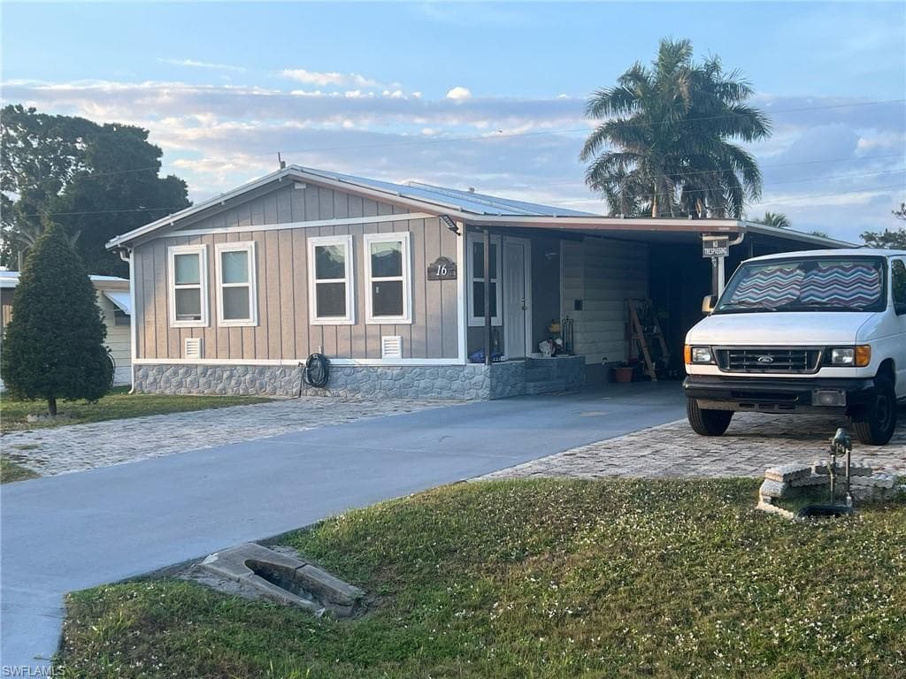 16 Derhenson Dr, Naples, FL 34114-3