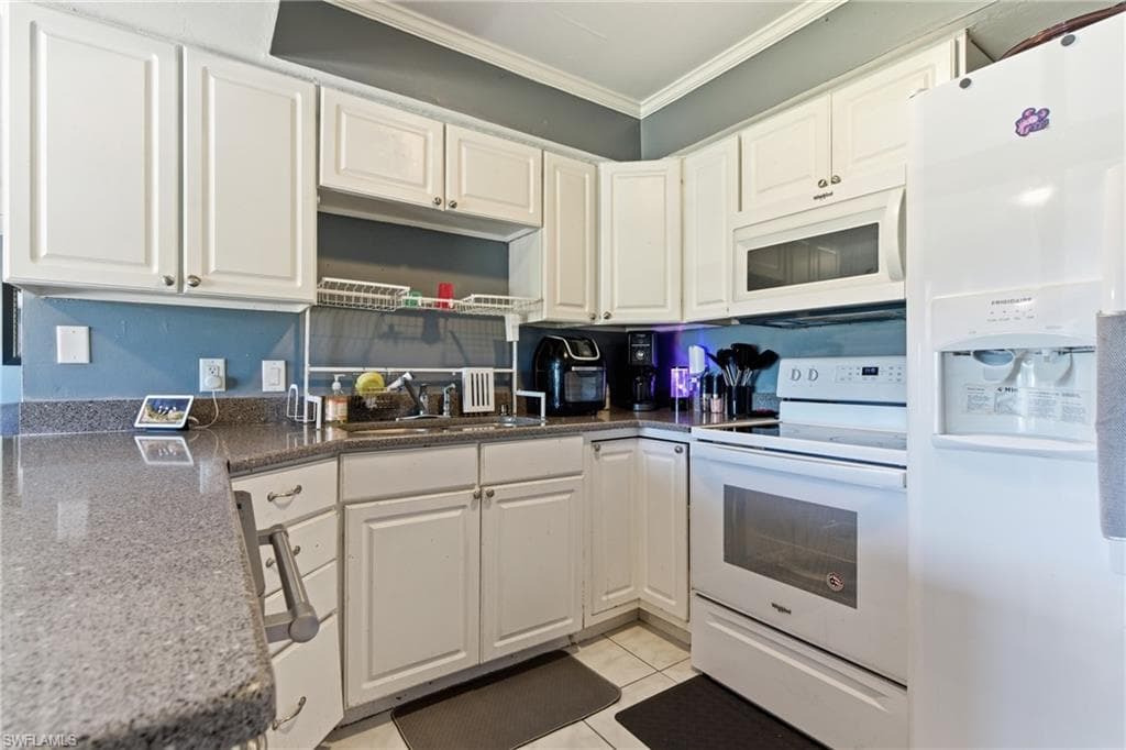 1000 Alhambra Cir, Naples, FL 34103-8