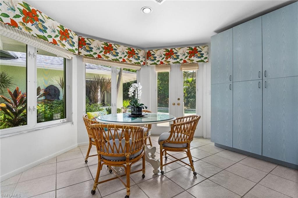280 4th Ave N, Naples, FL 34102-9
