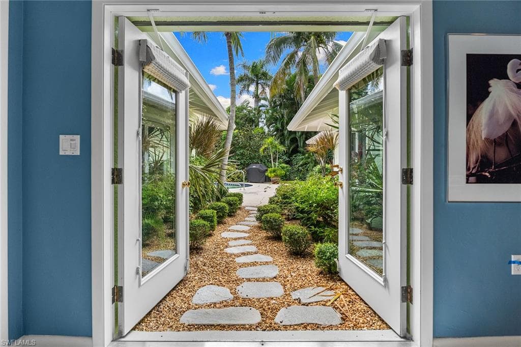 280 4th Ave N, Naples, FL 34102-14