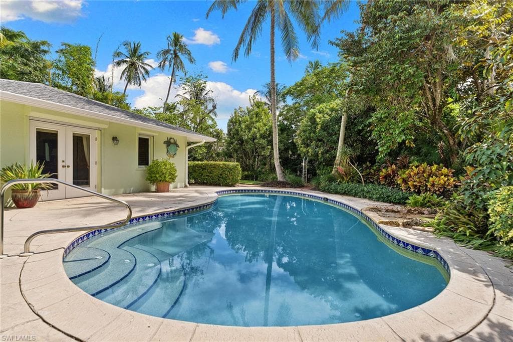 280 4th Ave N, Naples, FL 34102-18