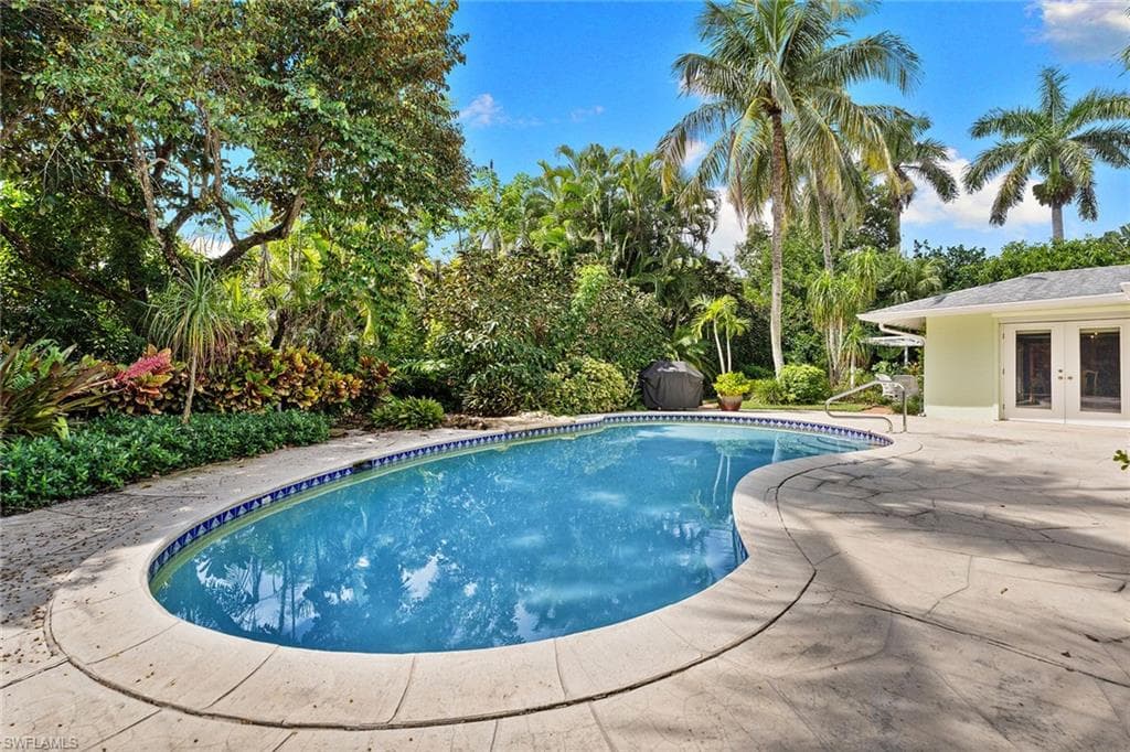 280 4th Ave N, Naples, FL 34102-19