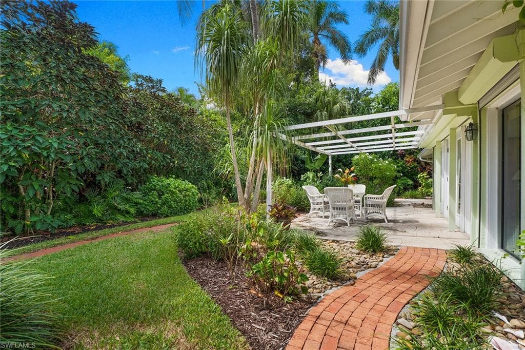 280 4th Ave N, Naples, FL 34102-20
