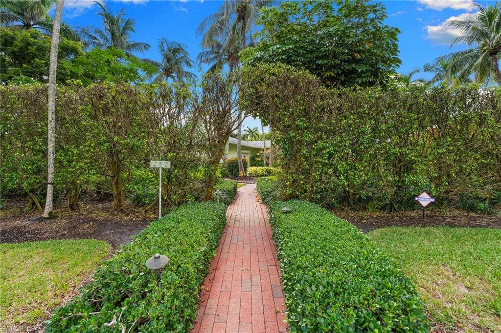 280 4th Ave N, Naples, FL 34102-24