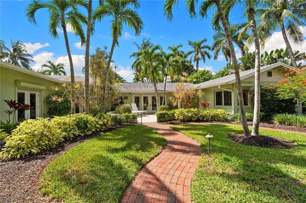 280 4th Ave N, Naples, FL 34102-3