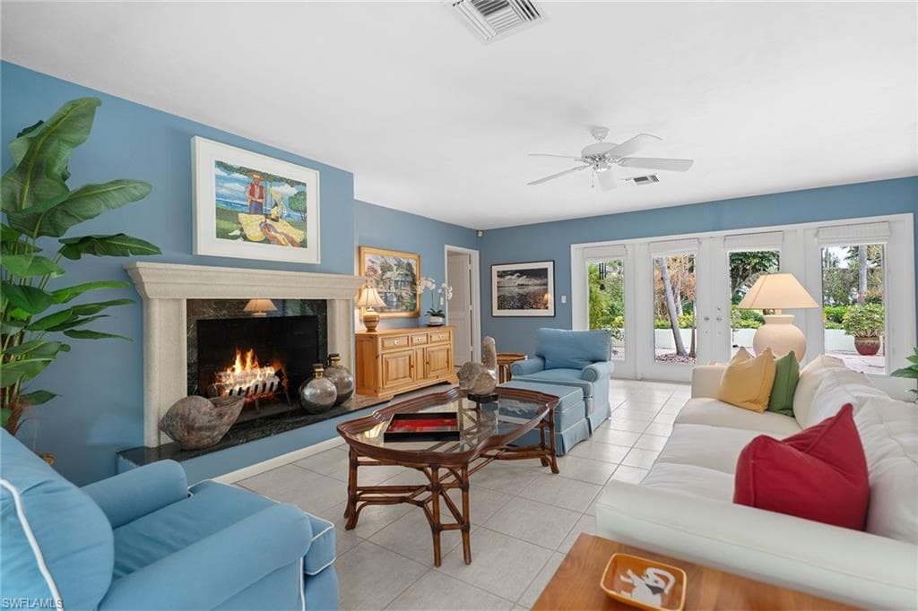 280 4th Ave N, Naples, FL 34102-5