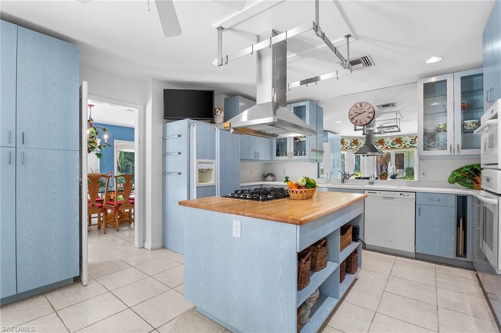 280 4th Ave N, Naples, FL 34102-7
