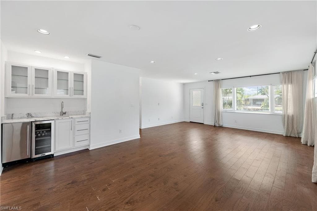 1175 9th Ave N, Naples, FL 34102-8