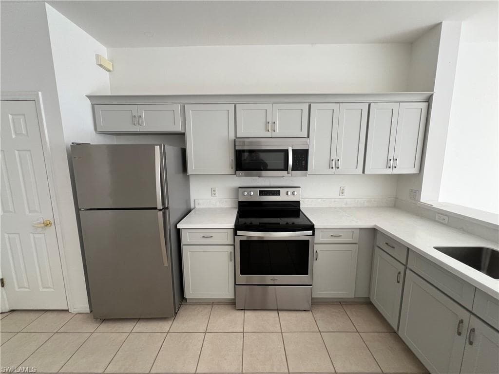 972 Hampton Cir 77, Naples, FL 34105-4