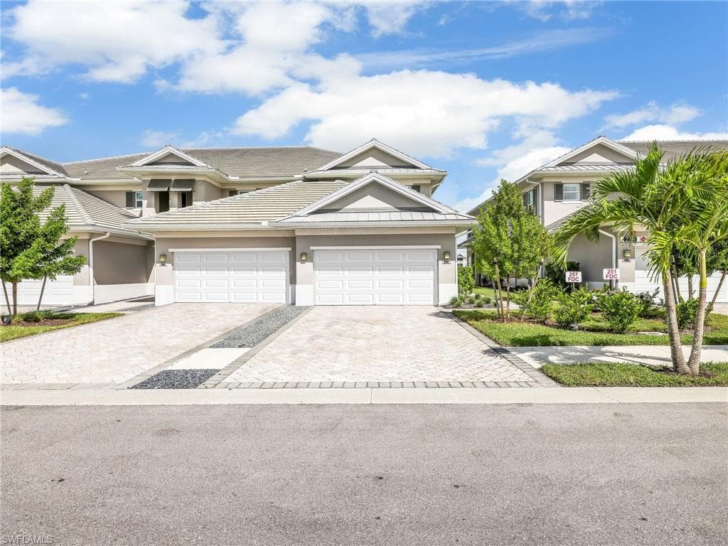 257 Indies Dr E 102, Naples, FL 34114-1