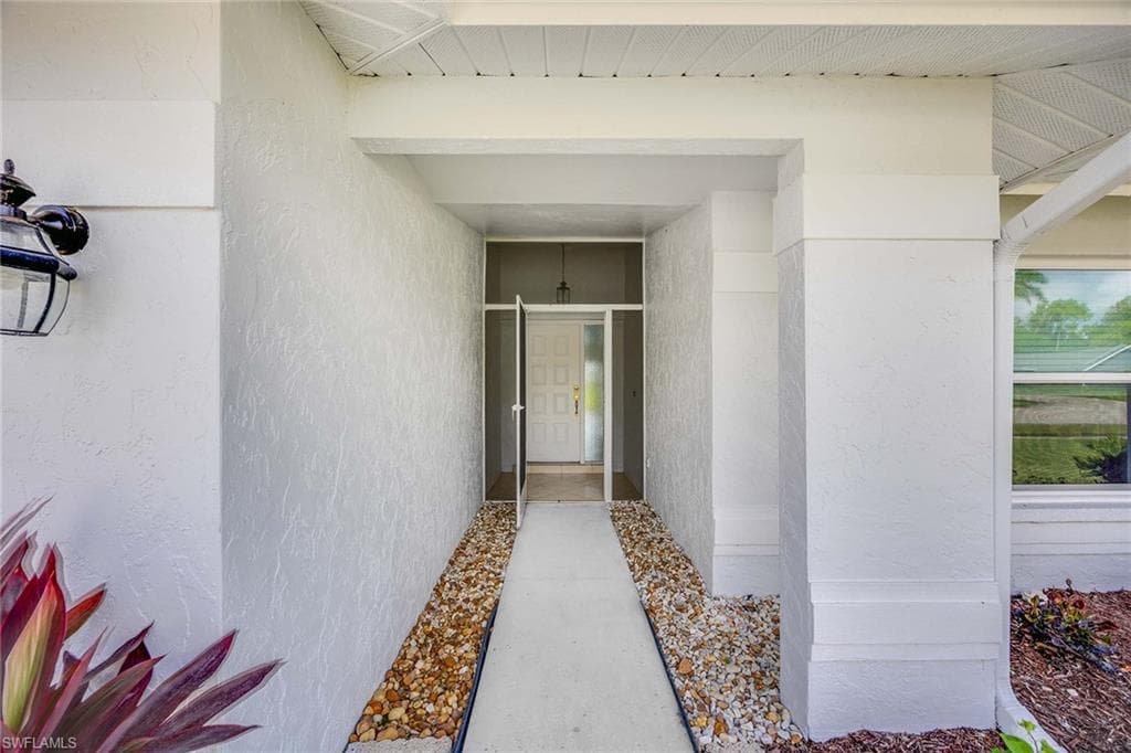 1235 Woodridge Ave, Naples, FL 34103-8