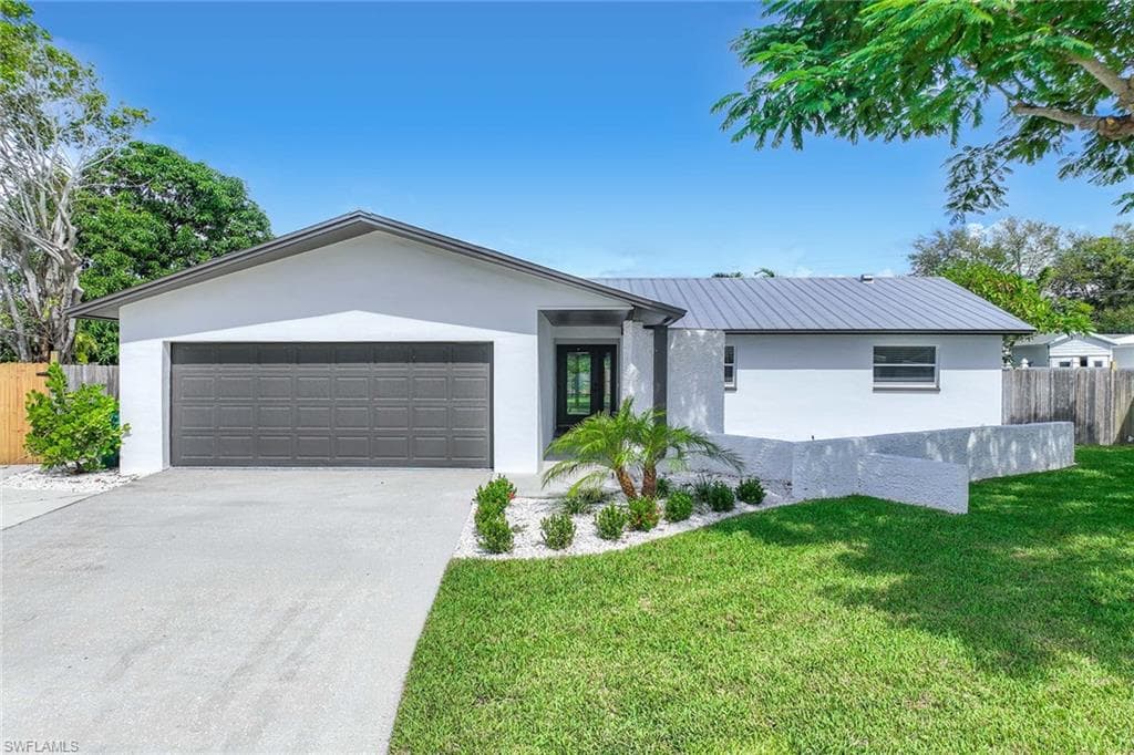 1235 Woodridge Ave, Naples, FL 34103-3