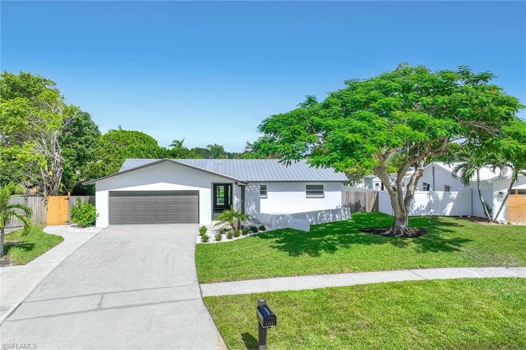 1235 Woodridge Ave, Naples, FL 34103-4