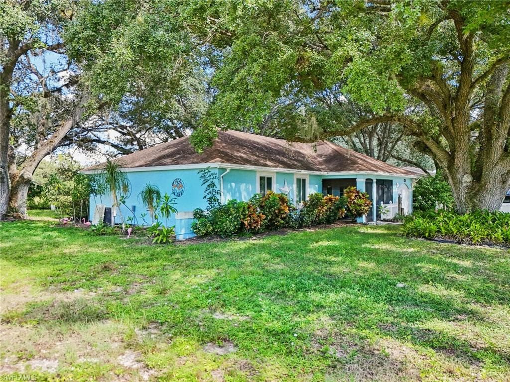 4001 Sunflower Cir, Labelle, FL 33935-37