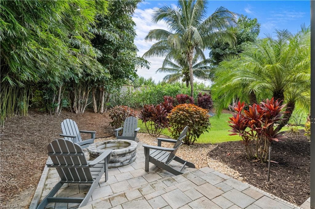 8696 Dilillo St, Naples, FL 34119-32