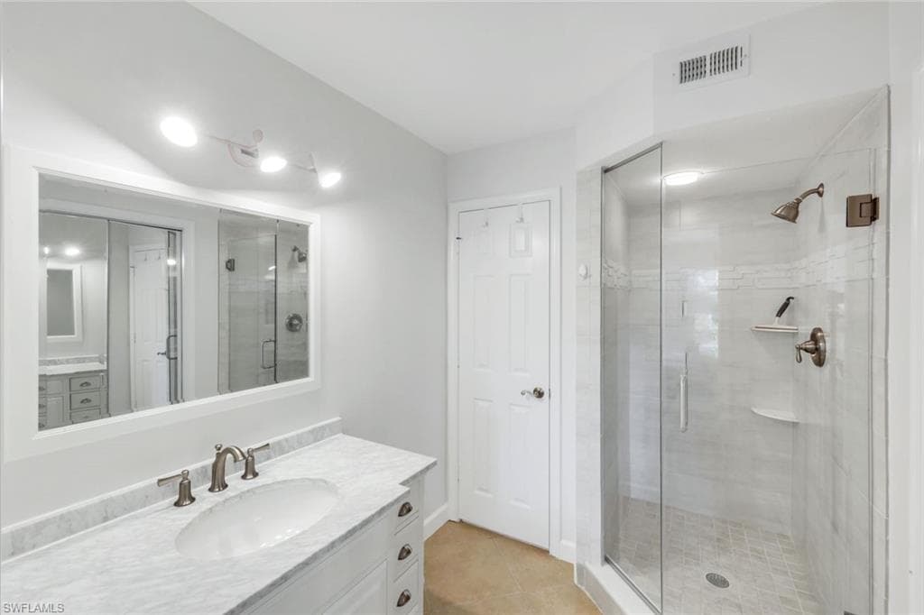 2462 Hidden Lake Dr 201, Naples, FL 34112-13