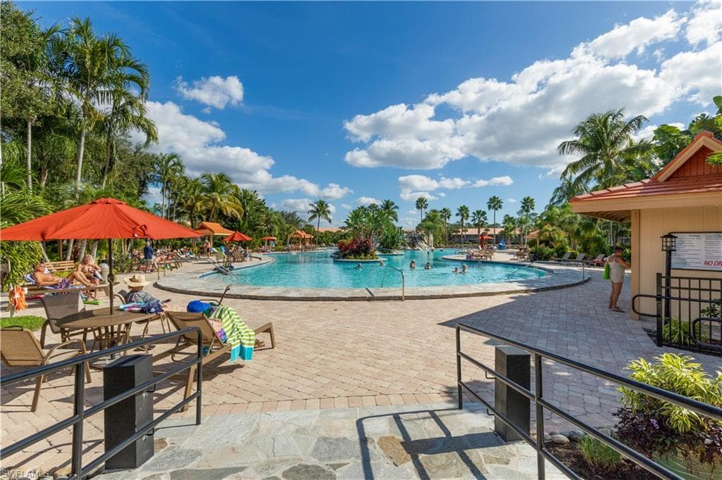 2462 Hidden Lake Dr 201, Naples, FL 34112-27