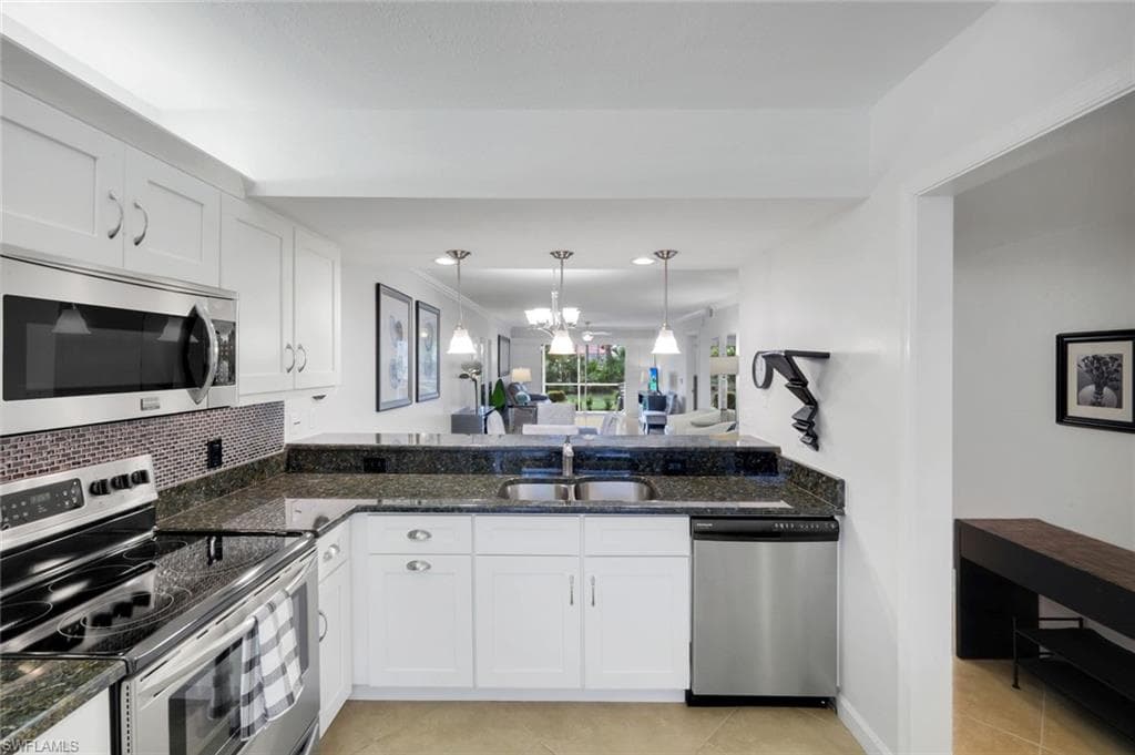 2462 Hidden Lake Dr 201, Naples, FL 34112-1