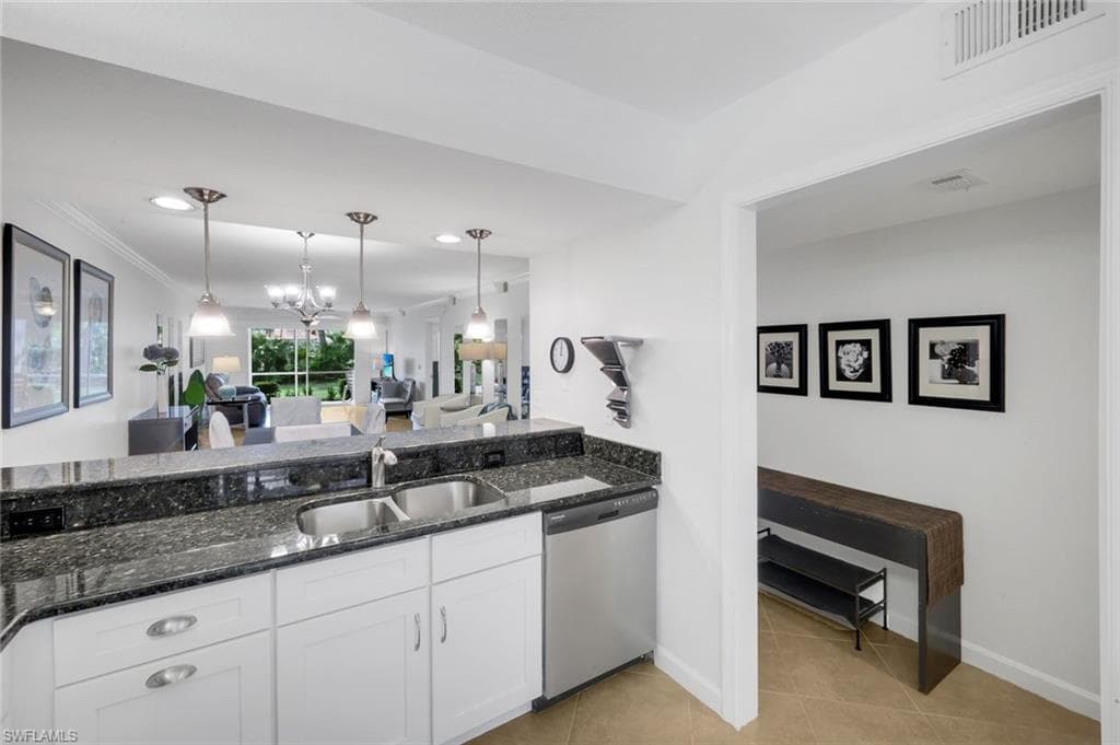 2462 Hidden Lake Dr 201, Naples, FL 34112-3