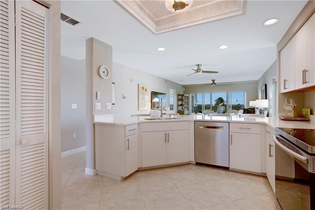 13105 Vanderbilt Dr 405, Naples, FL 34110-8