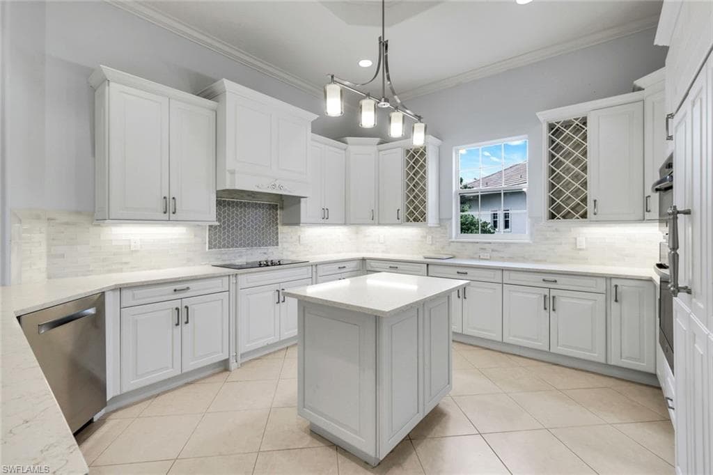 5799 Hammock Isles Dr, Naples, FL 34119-9