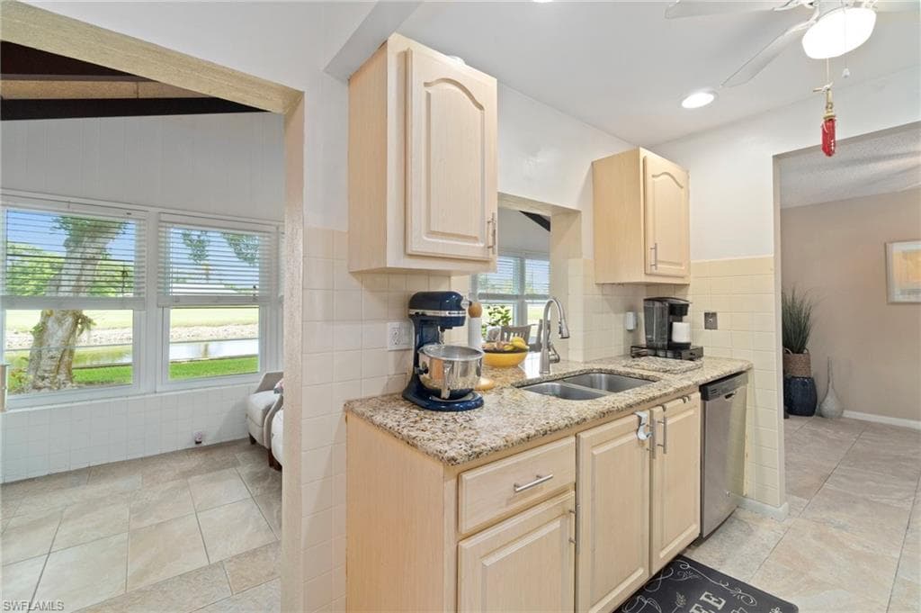 1037 Forest Lakes Dr 8d, Naples, FL 34105-13