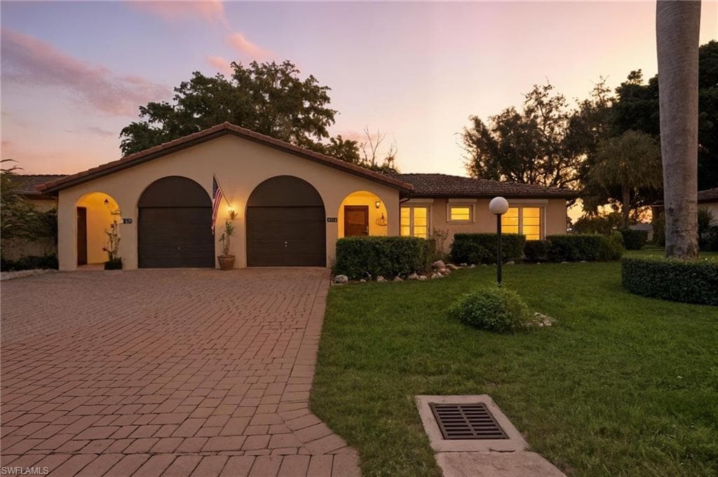 1037 Forest Lakes Dr 8d, Naples, FL 34105-27