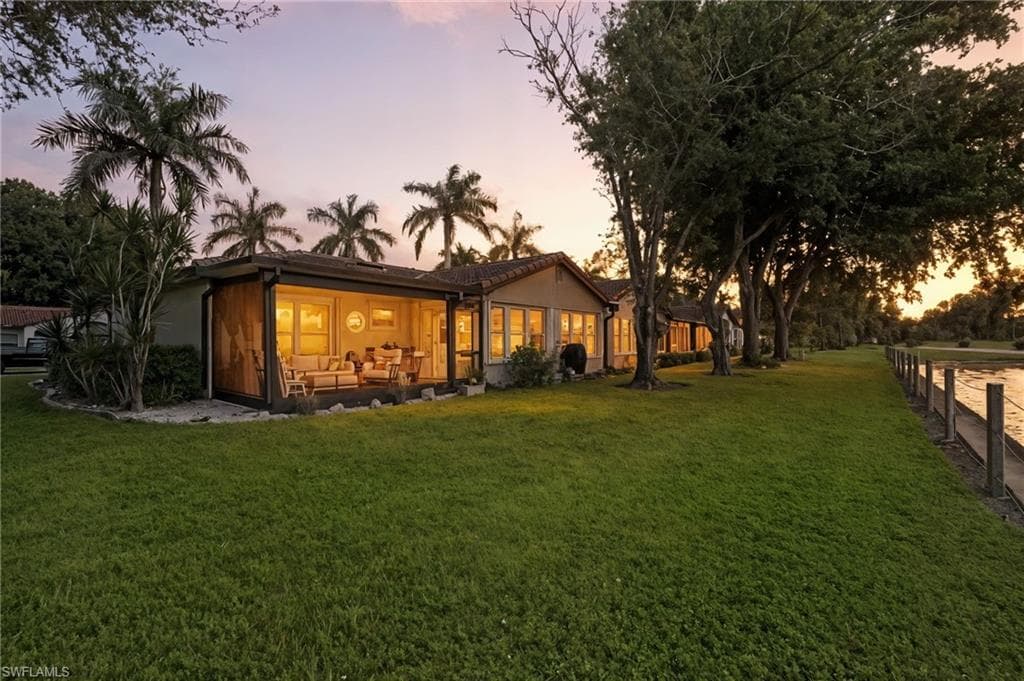 1037 Forest Lakes Dr 8d, Naples, FL 34105-28