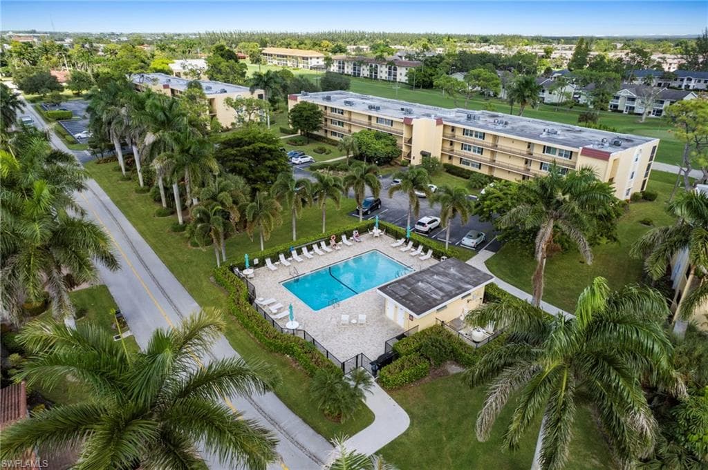 1037 Forest Lakes Dr 8d, Naples, FL 34105-29