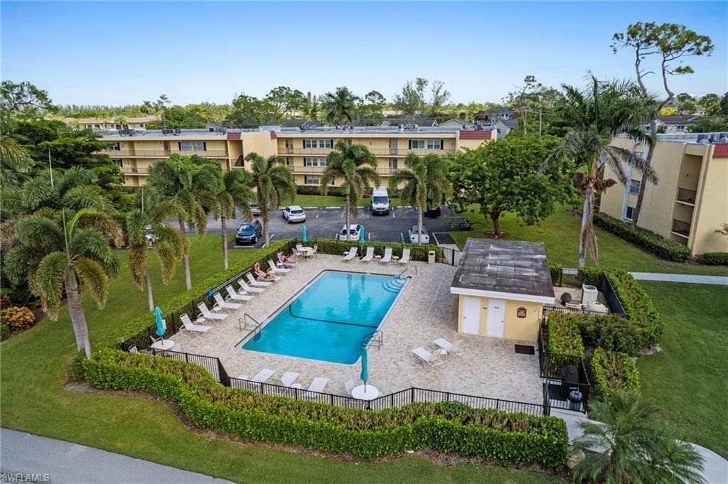 1037 Forest Lakes Dr 8d, Naples, FL 34105-30