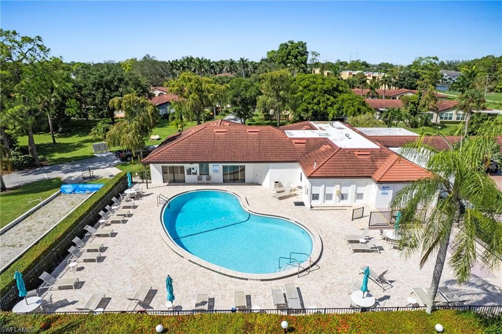 1037 Forest Lakes Dr 8d, Naples, FL 34105-34