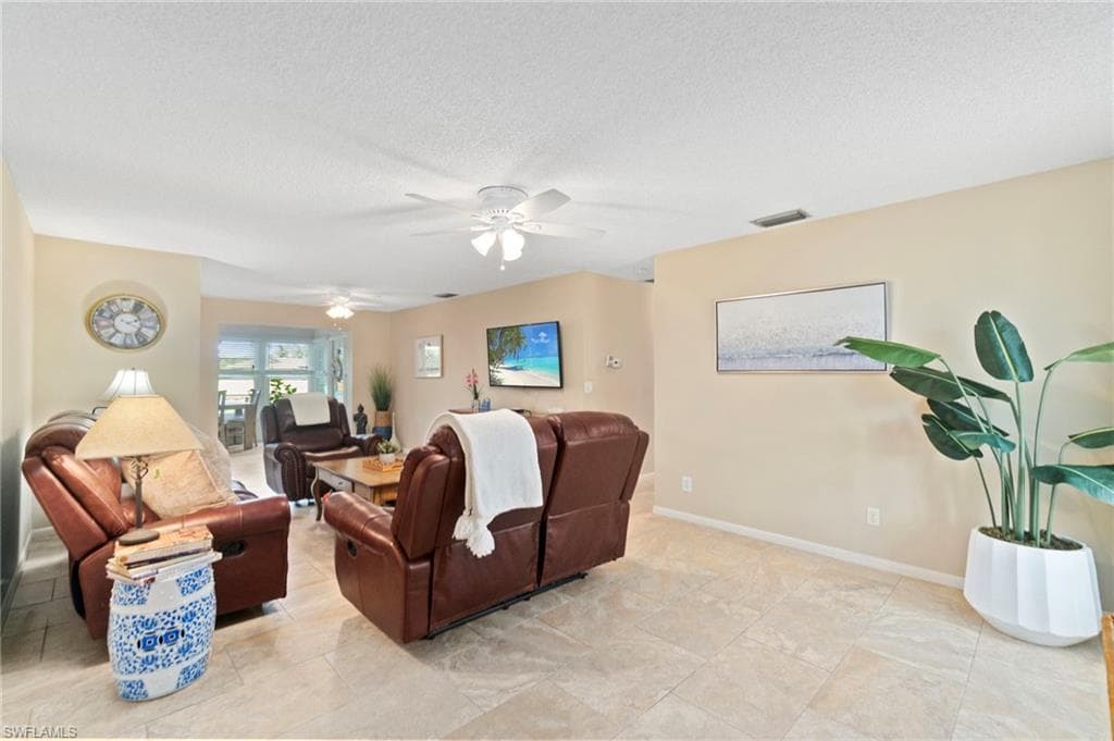 1037 Forest Lakes Dr 8d, Naples, FL 34105-4