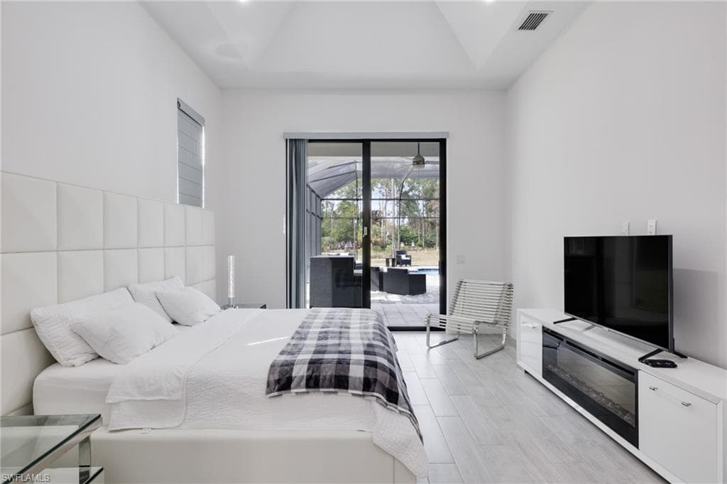 6423 Livingston Woods Ln, Naples, FL 34109-10