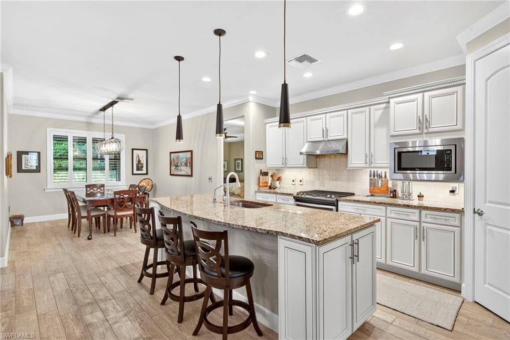 7507 Live Oak Dr, Naples, FL 34114-9