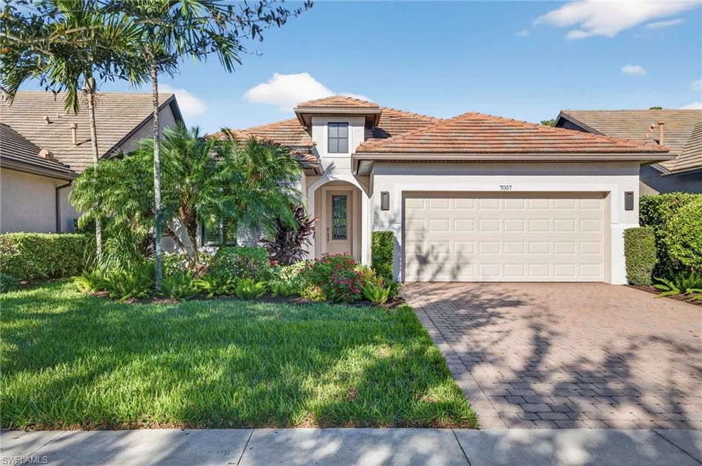 7507 Live Oak Dr, Naples, FL 34114-1