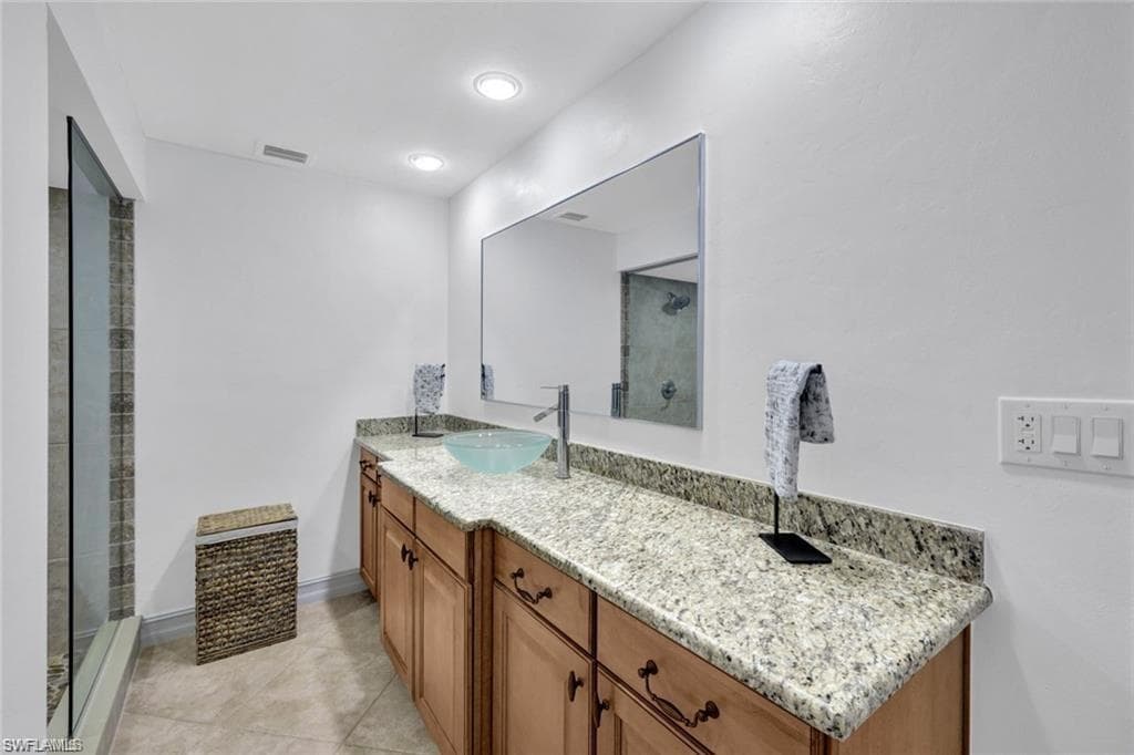 523 Club Side Dr 2-523, Naples, FL 34110-11