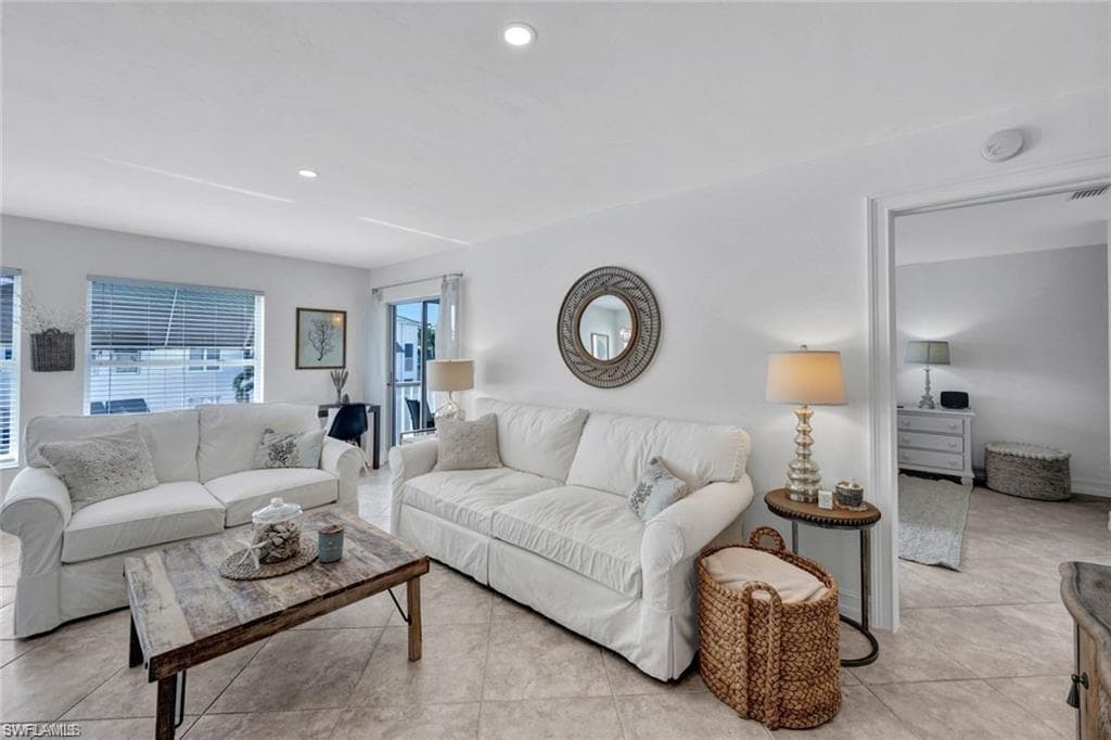 523 Club Side Dr 2-523, Naples, FL 34110-6