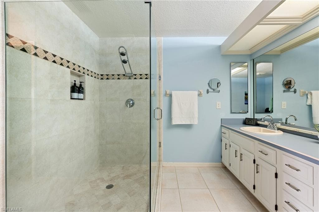 6600 Ilex Cir, Naples, FL 34109-19