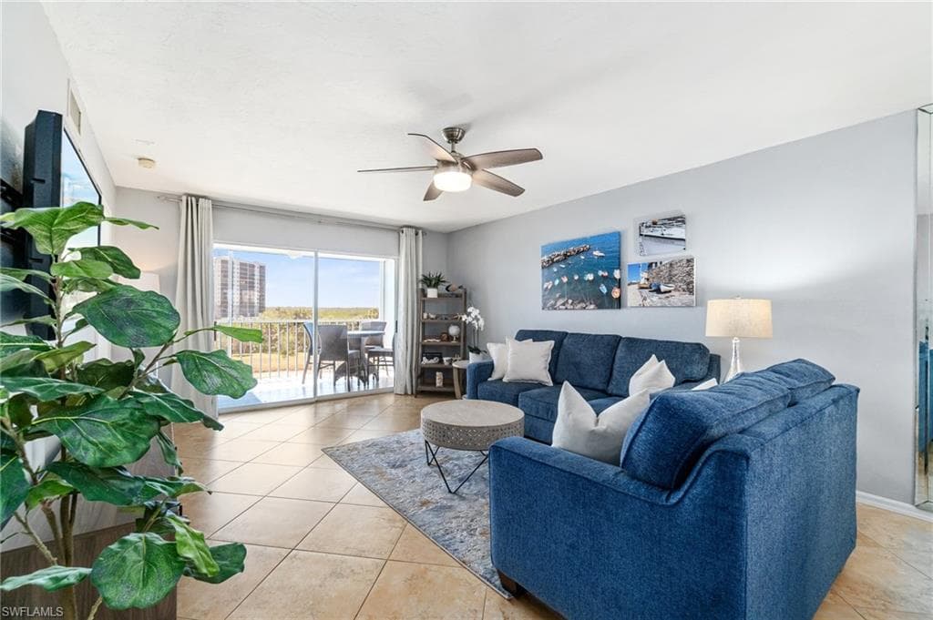 340 Horse Creek Dr 403, Naples, FL 34110-8