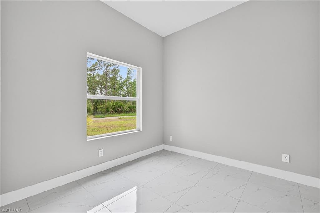 2810 39th St W, Lehigh Acres, FL 33971-25