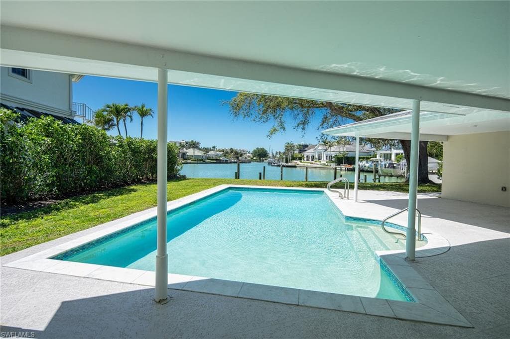 320 Bow Line Dr, Naples, FL 34103-2