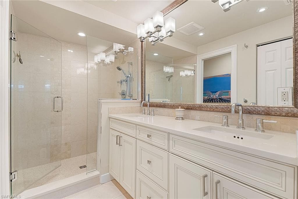 417 4th Ave S 301, Naples, FL 34102-17