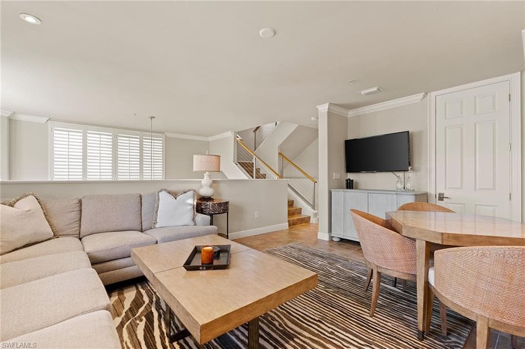 417 4th Ave S 301, Naples, FL 34102-18
