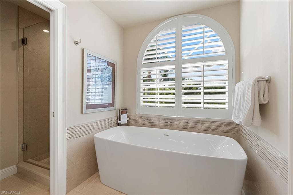 417 4th Ave S 301, Naples, FL 34102-23