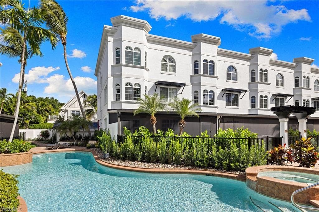 417 4th Ave S 301, Naples, FL 34102-1