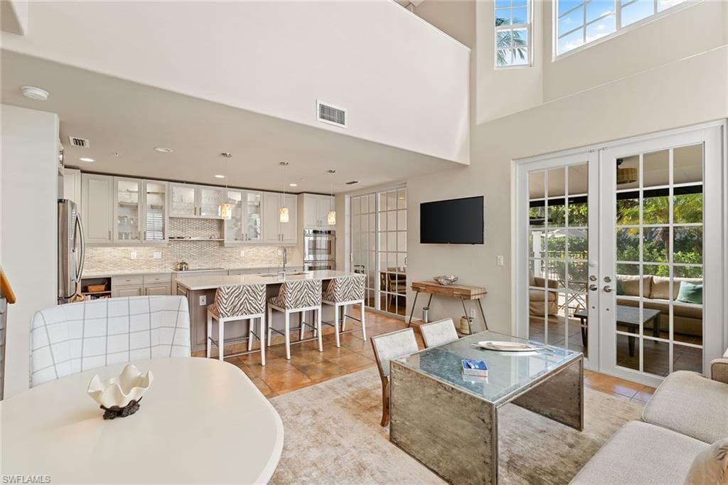 417 4th Ave S 301, Naples, FL 34102-28