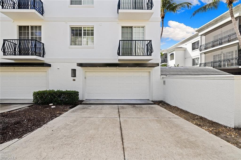 417 4th Ave S 301, Naples, FL 34102-29